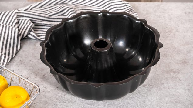 That Old Bundt Pan Will Make the Perfect Tabletop Flower Pot