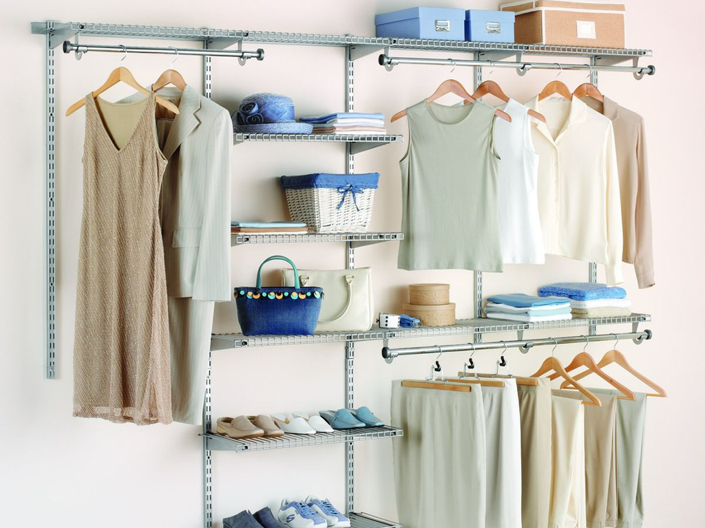 How to organize a bedroom closet