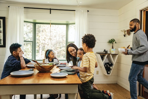 6 Scientific Reasons Family Dinnertime Is Crucial For Your Child