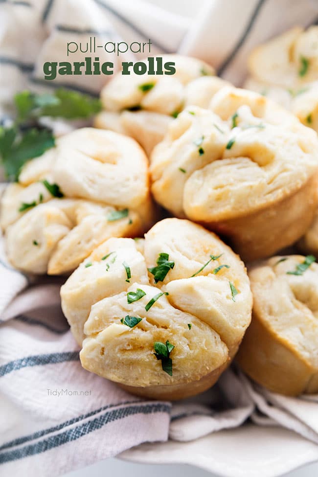 Easy Pull-Apart Garlic Rolls {VIDEO}